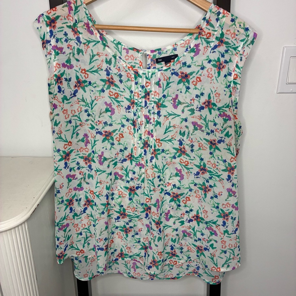 Floral Sleeveless Top from the Gap. Size XL. Silky feel, Perfect for Summer